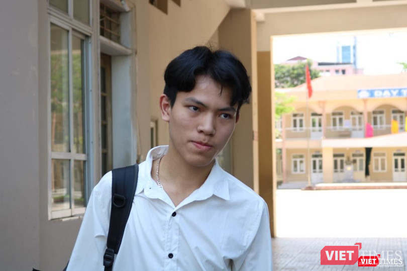 Một thí sinh khá lo lắng sau khi thi xong tại điểm thi Trường THCS Lê Quý Đôn. Ảnh: Minh Thúy Một thí sinh khá lo lắng sau khi thi xong tại điểm thi Trường THCS Lê Quý Đôn. Ảnh: Minh Thúy