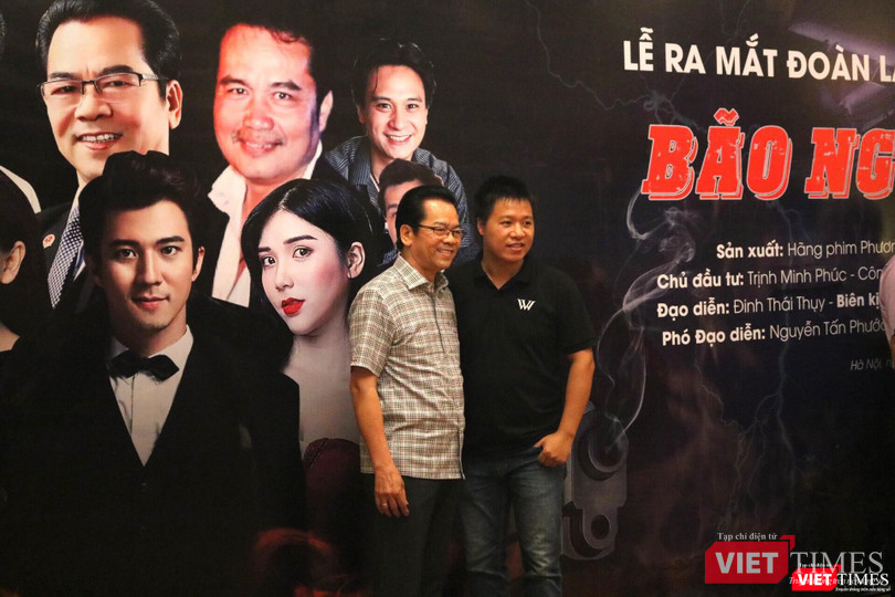 Diễn viên phim "Bão ngầm" chụp ảnh lưu niệm cùng đoàn làm phim. Ảnh: Minh Thúy