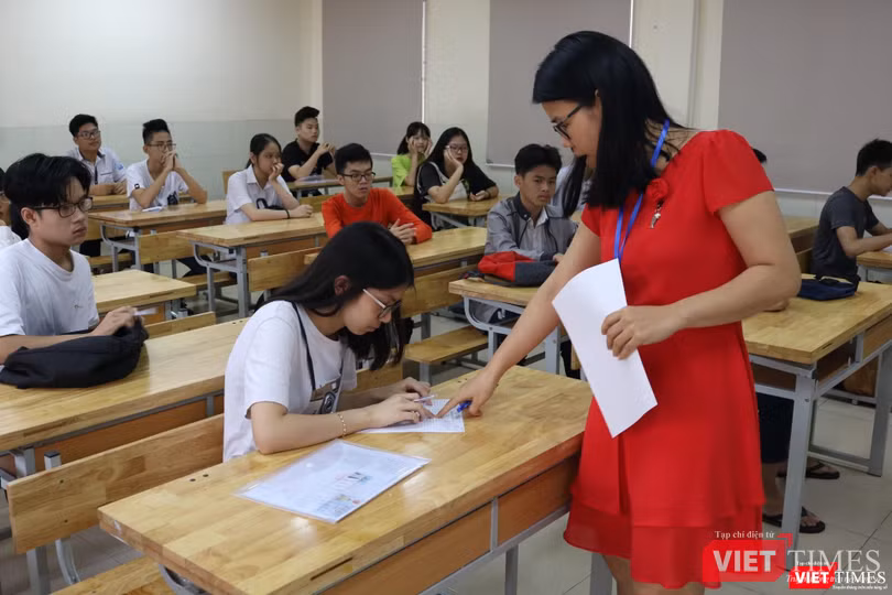 Thí sinh được hướng dẫn quy chế thi, điền thông tin cá nhân. Ảnh: Minh Thúy Thí sinh được hướng dẫn quy chế thi, điền thông tin cá nhân. Ảnh: Minh Thúy