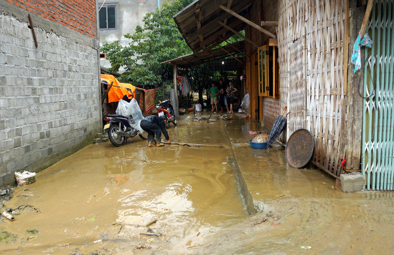 Lũ đã tràn vào nhà 20 hộ dân, trong đó có 13 hộ dân thôn Bản Dền và 7 hộ dân thôn La Ve.
