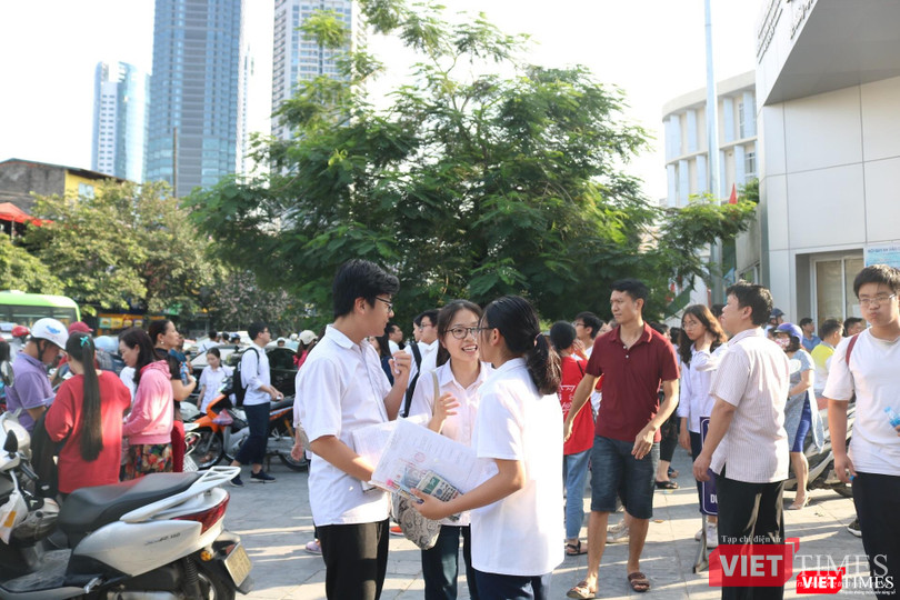 Thí sinh trao đổi về bài thi. Ảnh: Minh Thúy Thí sinh trao đổi về bài thi. Ảnh: Minh Thúy