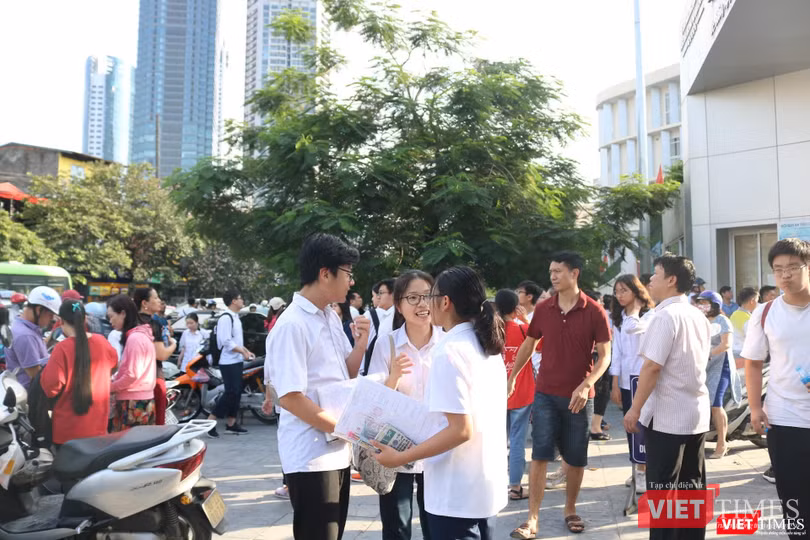 Thí sinh trao đổi về bài thi. Ảnh: Minh Thúy