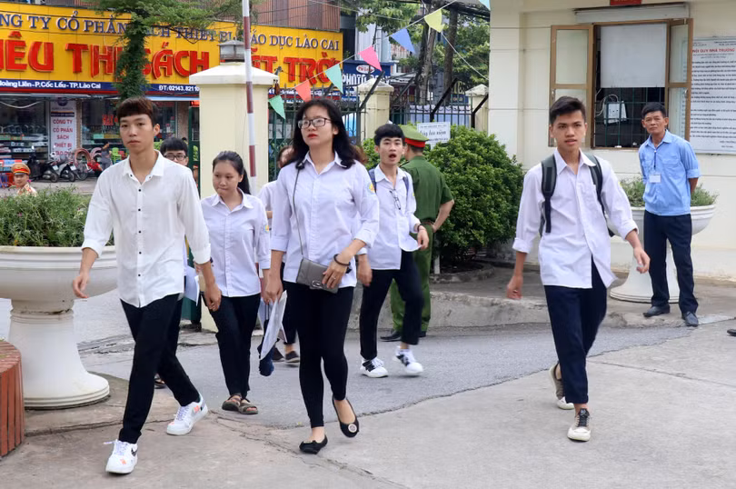 Thí sinh chuẩn bị bước vào phòng thi.