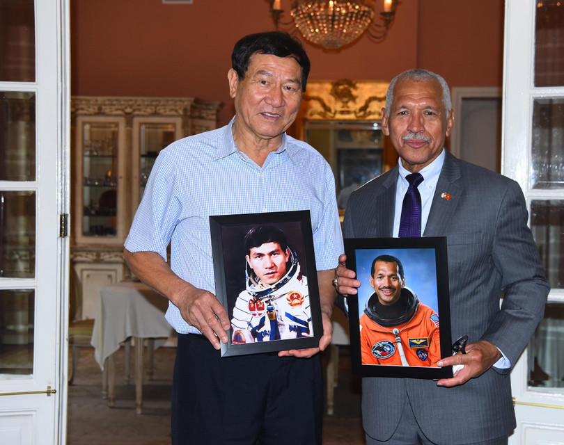 Đặc phái viên khoa học về vũ trụ của Hoa Kỳ, Thiếu tướng Charles Frank Bolden Jr. và nhà du hành vũ trụ Việt Nam, Trung tướng Phạm Tuân chụp ảnh cùng ảnh chân dung của họ khi là nhà du hành vũ trụ.