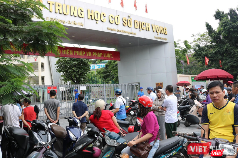 Nhiều phụ huynh sốt ruột đợi con thi xong. Ảnh: Minh Thúy