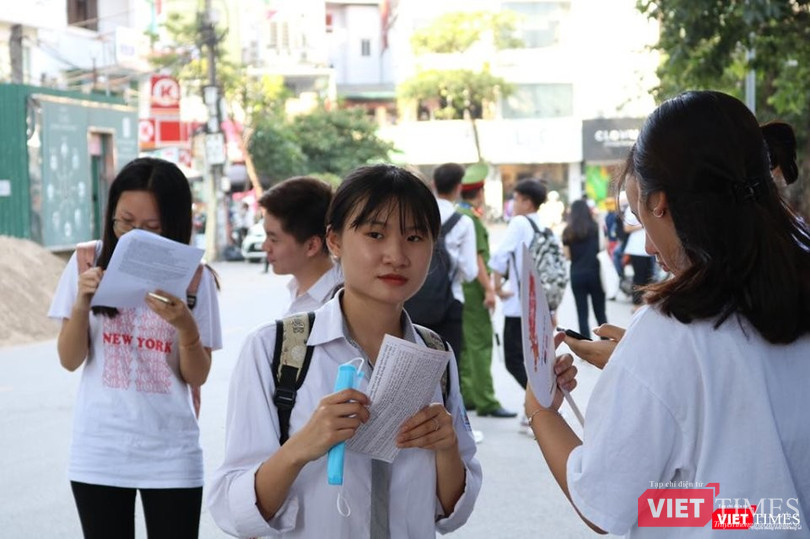 Một thí sinh thi tại điểm thi Trường THPT Nguyễn Trãi. Ảnh: Minh Thúy