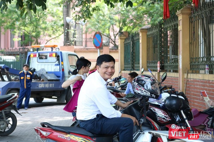 Mặc dù nắng nóng nhưng một số phụ huynh vẫn khá lạc quan. Ảnh: Minh Thúy