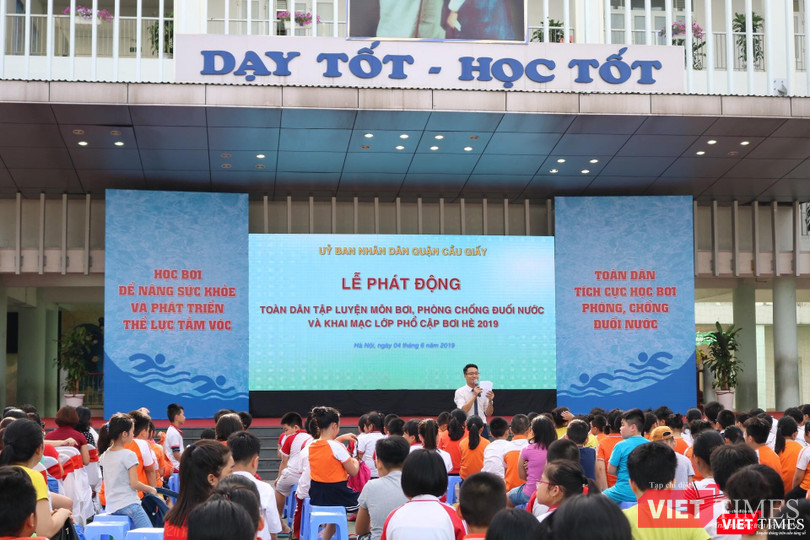 Lễ phát động “Toàn dân tập luyện môn bơi, phòng chống đuối nước” và khai mạc lớp phổ cập bơi hè 2019. Ảnh: Minh Thúy.