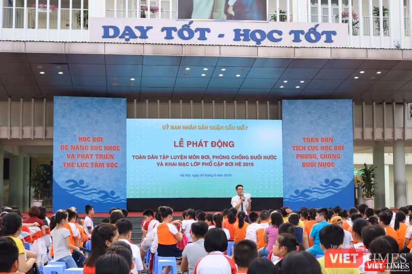 Lễ phát động “Toàn dân tập luyện môn bơi, phòng chống đuối nước” và khai mạc lớp phổ cập bơi hè 2019. Ảnh: Minh Thúy. Lễ phát động “Toàn dân tập luyện môn bơi, phòng chống đuối nước” và khai mạc lớp phổ cập bơi hè 2019. Ảnh: Minh Thúy.