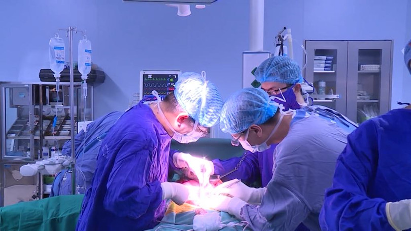 Kíp mổ tiiến hành loại bỏ khối u cho bệnh nhân Kíp mổ tiiến hành loại bỏ khối u cho bệnh nhân