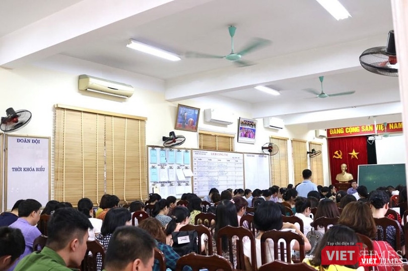Cán bộ làm công tác coi thi họp tại điểm thi Trường THCS Lê Quý Đôn. Ảnh: Minh Thúy