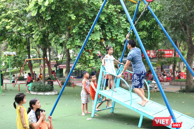 Trẻ chơi trò chơi ngoài trời. Ảnh: Minh Thúy