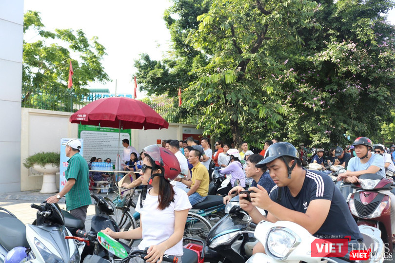 Nhiều phụ huynh lo lắng trong ngày thi cuối. Ảnh: Minh Thúy Nhiều phụ huynh lo lắng trong ngày thi cuối. Ảnh: Minh Thúy