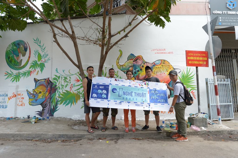 Các họa sĩ trong chương trình "chuyến xe nghệ thuật hoang dã" tại Nha Trang