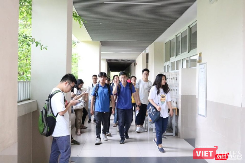 Thí sinh khá thoải mái khi bước vào phòng thi. Ảnh: Minh Thúy Thí sinh khá thoải mái khi bước vào phòng thi. Ảnh: Minh Thúy