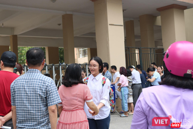 Thí sinh sau khi thi xong tại Trường THCS Lê Quý Đôn. Ảnh: Minh Thúy Thí sinh sau khi thi xong tại Trường THCS Lê Quý Đôn. Ảnh: Minh Thúy