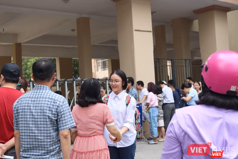 Thí sinh sau khi thi xong tại Trường THCS Lê Quý Đôn. Ảnh: Minh Thúy