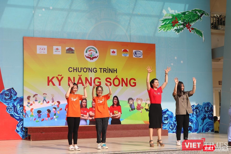 Cô giáo cùng tình nguyện viên hướng dẫn tập các động tác khởi động cho học sinh trước khi chương trình bắt đầu. Ảnh: Minh Thúy