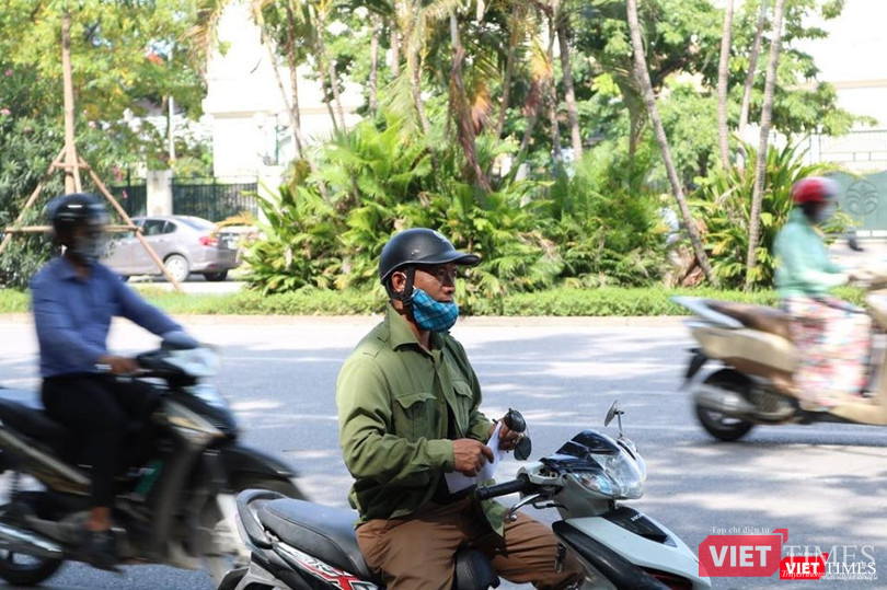 Đội nắng đến đón con. Ảnh: Minh Thúy