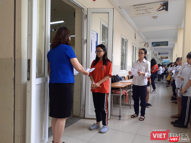 Nhiều thí sinh khá căng thẳng trước khi bước vào phòng thi. Ảnh: Minh Thúy Nhiều thí sinh khá căng thẳng trước khi bước vào phòng thi. Ảnh: Minh Thúy