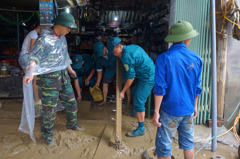 Ban CHQS huyện Sa Pa và lực lượng dân quân tích cực giúp đỡ nhân dân khắc phục hậu quả mưa lũ.