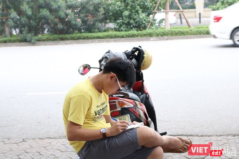 Một thí sinh tranh thủ ôn tập trước khi thi. Ảnh: Minh Thúy