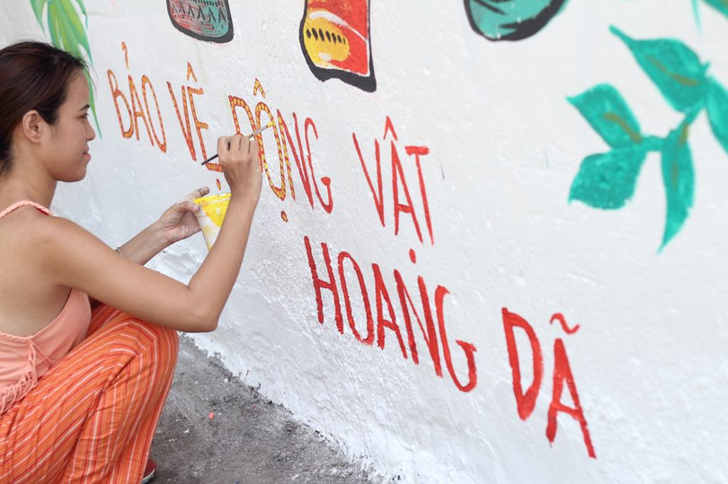 Họa sĩ vẽ tranh truyền tải thông điệp "Bảo vệ động vật hoang dã"