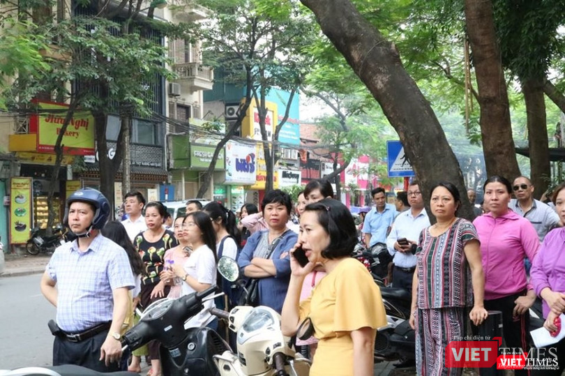 Phụ huynh lo lắng chờ đợi thí sinh. Ảnh: Minh Thúy Phụ huynh lo lắng chờ đợi thí sinh. Ảnh: Minh Thúy