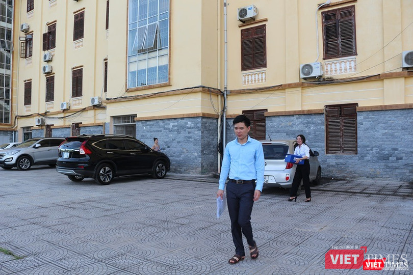 Hoàng Công Lương ra về sau khi kết thúc ngày đầu tiên của phiên tòa phúc thẩm Hoàng Công Lương ra về sau khi kết thúc ngày đầu tiên của phiên tòa phúc thẩm