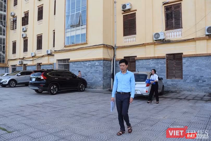 Hoàng Công Lương vẫn mặc áo màu xanh, gương mặt mệt mỏi