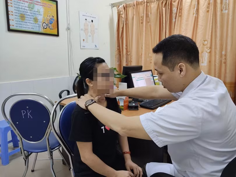 Bác sĩ khám bệnh cho bệnh nhân. Bác sĩ khám bệnh cho bệnh nhân.