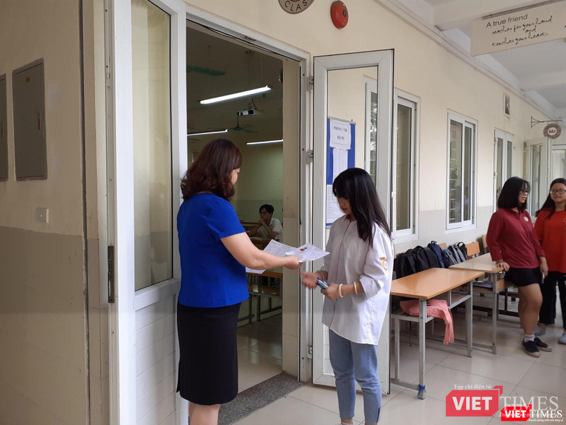 Thí sinh làm thủ tục chuẩn bị thi. Ảnh: Minh Thúy Thí sinh làm thủ tục chuẩn bị thi. Ảnh: Minh Thúy