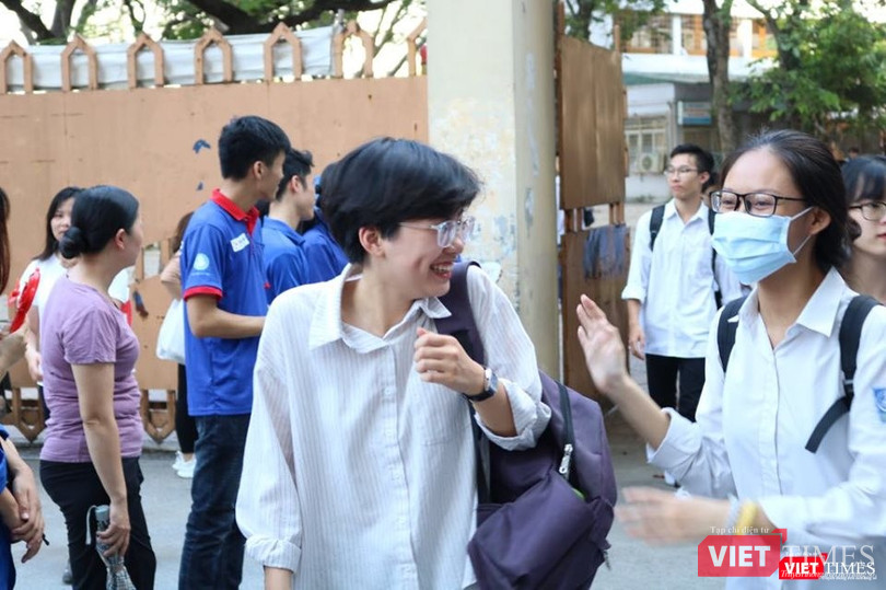 Thí sinh vui vẻ ra về khi thi xong tại điểm thi Trường THPT Nguyễn Trãi - Ba Đình. Ảnh: Minh Thúy