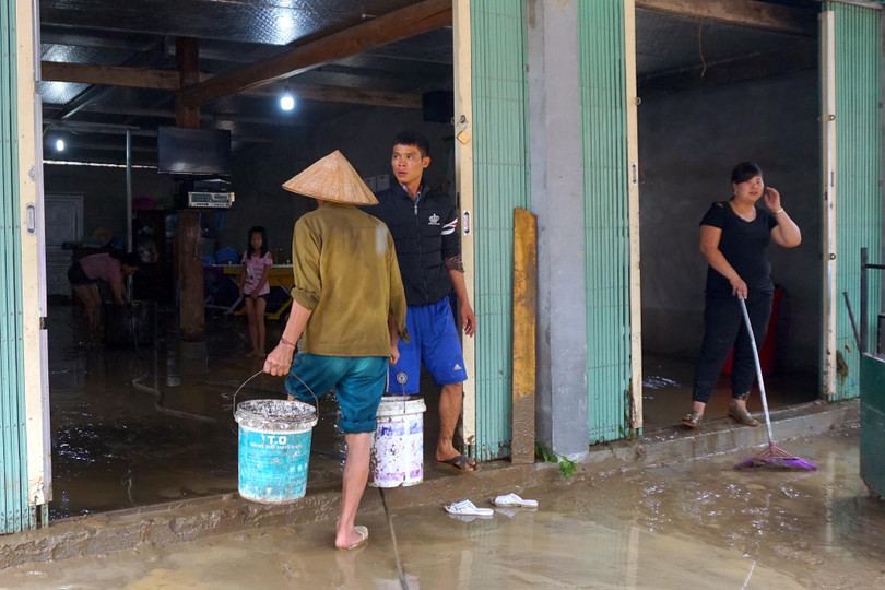 Người dân cũng chủ động khắc phục hậu quả của lũ để nhanh chóng ổn định cuộc sống.