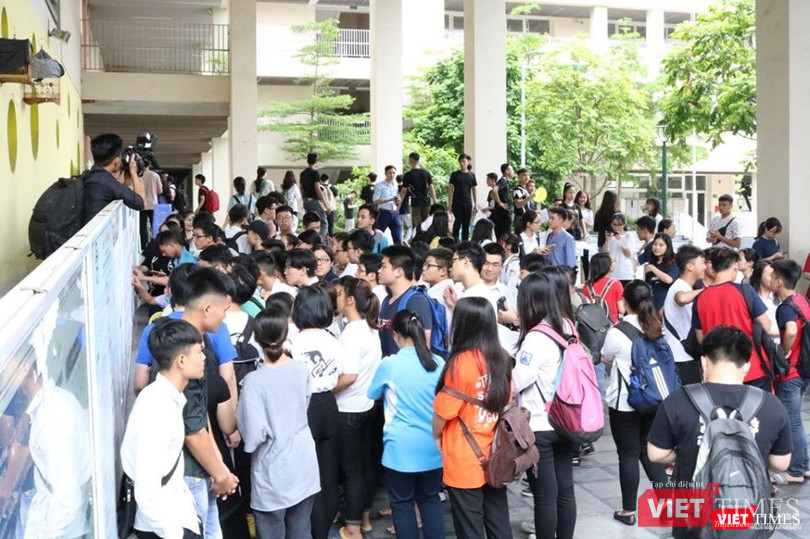 Thí sinh xem danh sách phòng thi tại điểm thi THCS Nghĩa Tân (Cầu Giấy). Ảnh: Minh Thúy Thí sinh xem danh sách phòng thi tại điểm thi THCS Nghĩa Tân (Cầu Giấy). Ảnh: Minh Thúy