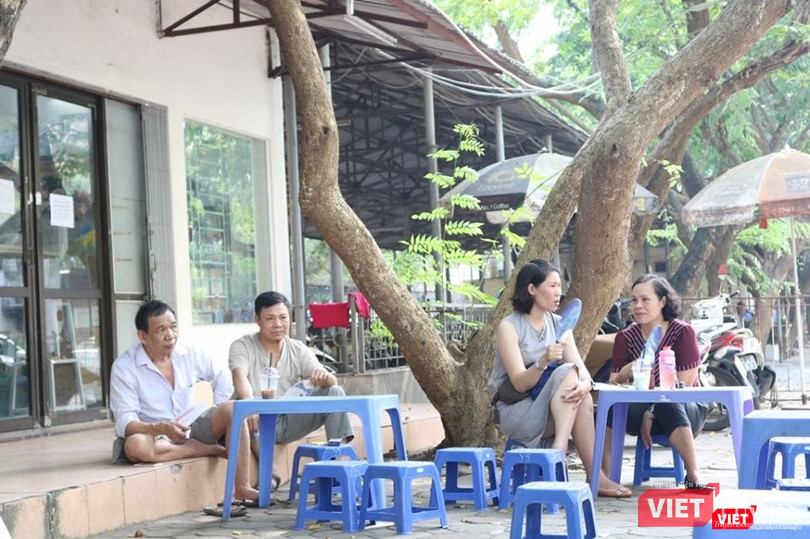 Phụ huynh đợi con dưới thời tiết nắng nóng tại điểm thi THCS và THPT Nguyễn Tất Thành. Ảnh: Minh Thúy