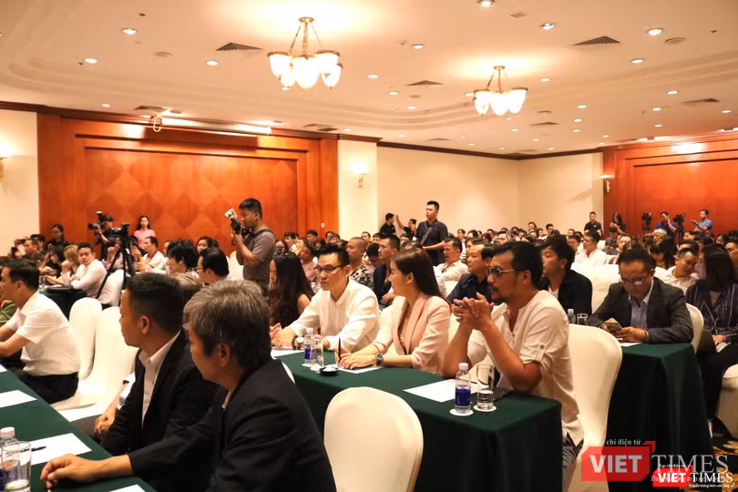 Quang cảnh lễ ra mắt phim "Bão ngầm"