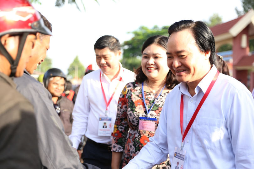 Bộ trưởng Bộ GD&ĐT động viên cán bộ coi thi