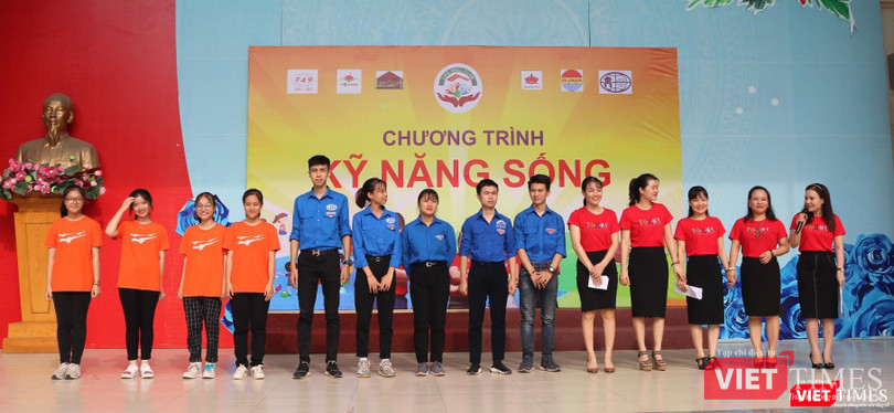 Giáo viên, tình nguyện viên trong chương trình "Kỹ năng sống". Ảnh: Minh Thúy