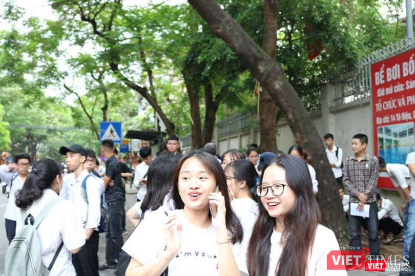 Thí sinh vui vẻ trò chuyện cùng bạn bè. Ảnh: Minh Thúy Thí sinh vui vẻ trò chuyện cùng bạn bè. Ảnh: Minh Thúy