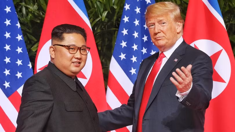Hai ông Kim Jong Un và Donald Trump trong cuộc họp thượng đỉnh Hoa Kỳ - Triều Tiên. Hai ông Kim Jong Un và Donald Trump trong cuộc họp thượng đỉnh Hoa Kỳ - Triều Tiên.