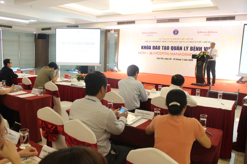 Thứ trưởng Bộ Y tế Nguyễn Trường Sơn nhấn mạnh các bệnh viện cần sử dụng tốt nhất các nguồn lực để phát triển. (Ảnh: Lê Hảo)