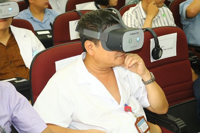 Bác sĩ theo dõi ca mổ bằng kính thực tế ảo (Ảnh: Hải Yến)
