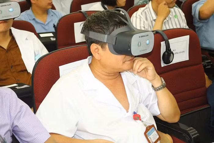 Bác sĩ theo dõi ca mổ bằng kính thực tế ảo (Ảnh: Hải Yến)