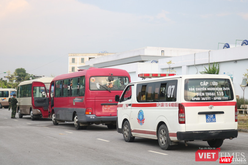 Xe khách và xe cứu thương vận chuyển các công dân về nước (Ảnh: Minh Thúy)