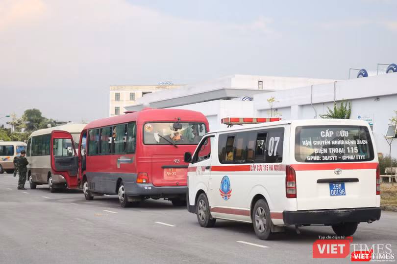Xe khách và xe cứu thương vận chuyển các công dân về nước (Ảnh: Minh Thúy)