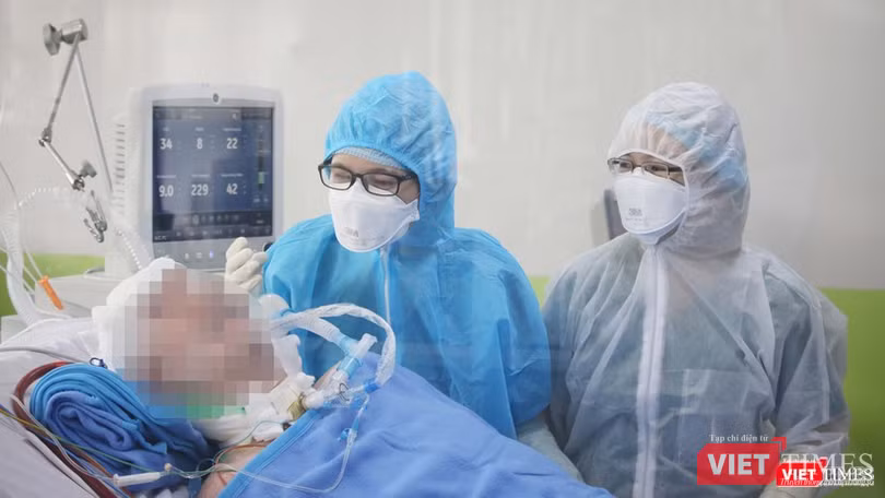 Bác sĩ chăm sóc bệnh nhân 91 tại Bệnh viện Chợ Rẫy (Ảnh: Hòa Bình)