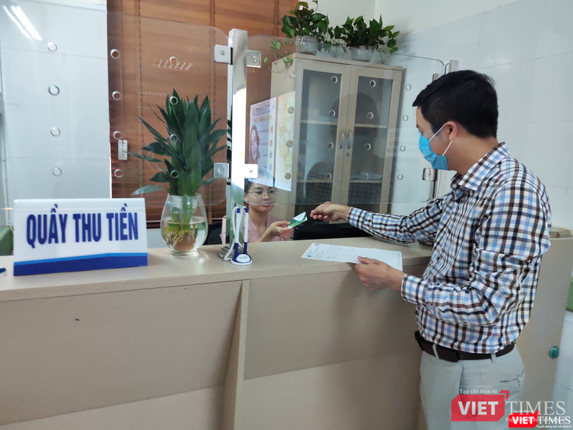 Người bệnh dễ dàng thanh toán viện phí tại Bệnh viện Da liễu Trung ương (Ảnh: Minh Thúy)