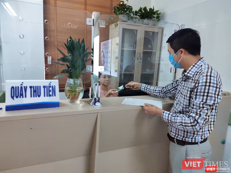 Người bệnh dễ dàng thanh toán viện phí tại Bệnh viện Da liễu Trung ương (Ảnh: Minh Thúy)