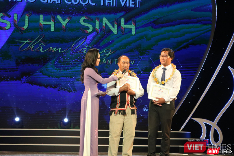 Tác giả Hà Văn Đạo nhận giải đặc biệt cùng bác sĩ Nay Blum (Ảnh: Minh Thúy) Tác giả Hà Văn Đạo nhận giải đặc biệt cùng bác sĩ Nay Blum (Ảnh: Minh Thúy)